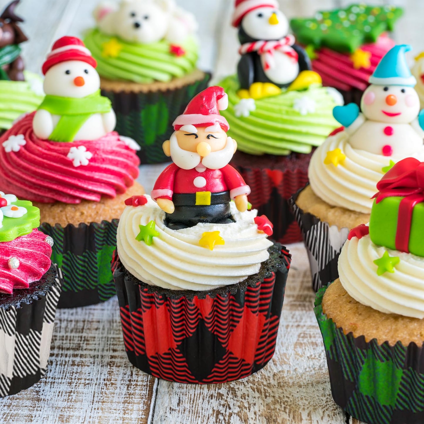 Whaline 600Pcs Christmas Cupcake Liners Buffalo Plaids Cupcake Wrappers Red Green Black Checked Xmas Muffin Liners Holiday Paper Cake Baking Cups for Christmas Party Home Kitchen Supplies