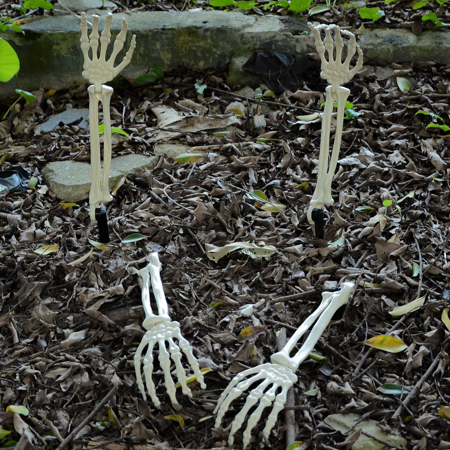 AOFOX Halloween Realistic Skeleton Stakes Zombie Ghost Arm Stake Severed Plastic Skeleton Hands Yard Signs for Lawn Stakes Garden Halloween Props Decoration(10 Pcs White)