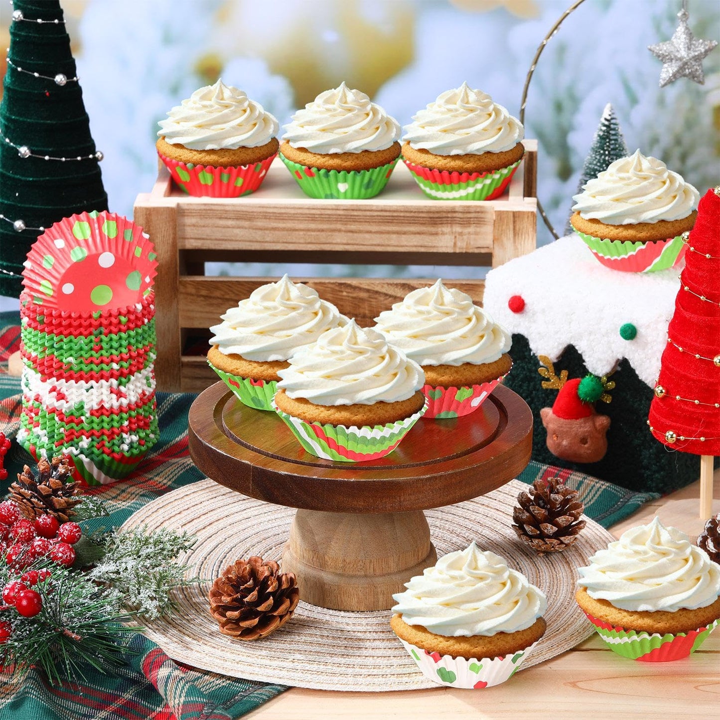Vesici 600 Pcs Christmas Cupcake Liners Red Green Candy Pattern Christmas Baking Supplies Muffin Cupcake Wrappers for Xmas Holiday Birthday Party Cake Candy Chocolate Decorations Supplies