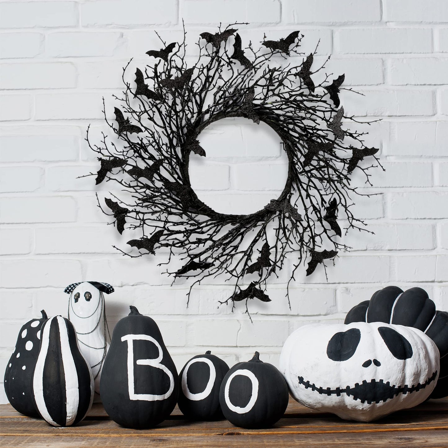 Sggvecsy 17.7"Artificial Black Twig Wreath with Glitter Bats - Handmade Sparkling Hanging Decorations for Front Door, Indoor/Outdoor Halloween Party