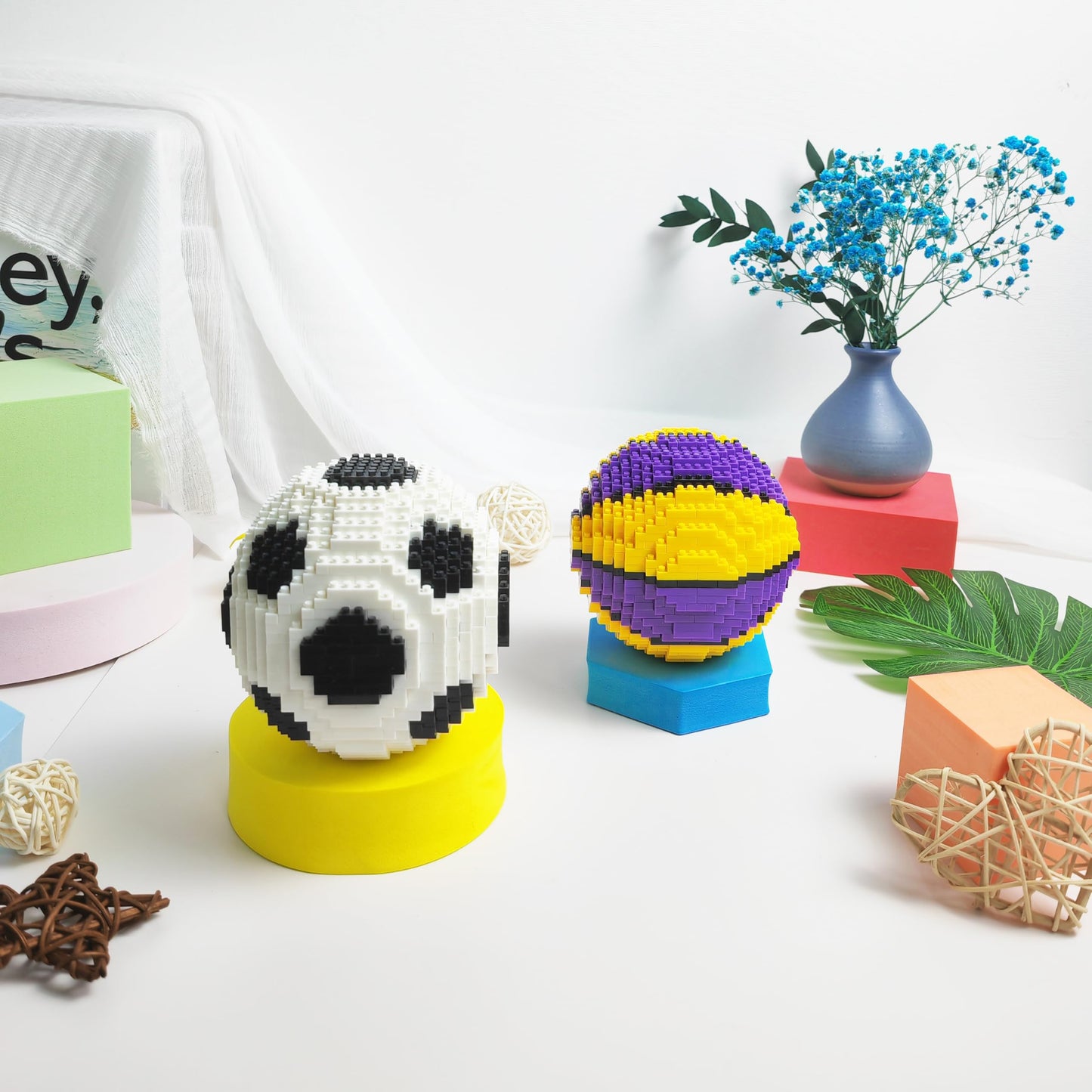 lovlaugh Soccer Building Blocks 850pcs - STEM Educational Toy for Kids Ages 8+, White & Black Football Bricks for Creative Play