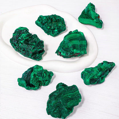 Apengshi Natural Malachite Crystal Stone 0.22-0.33lb Raw Malachite Stone Irregular Rough Malachite Mineral Specimen Original Shape Healing Crystal Gem Worry Relief Stress with Gift Box