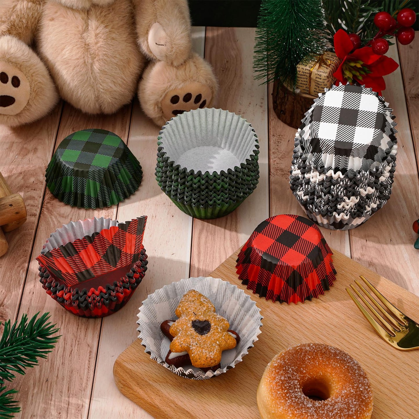 Whaline 600Pcs Christmas Cupcake Liners Buffalo Plaids Cupcake Wrappers Red Green Black Checked Xmas Muffin Liners Holiday Paper Cake Baking Cups for Christmas Party Home Kitchen Supplies