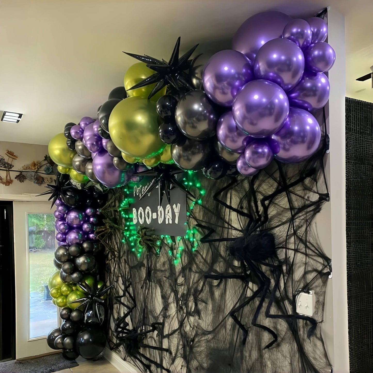 Halloween Balloon Arch Garland Kit with Big Spider DIY Balloons, Matte Black Lime Green Purple Metallic Latex Balloons Garland with Eye Balloons for Halloween Party Home Garden Outdoor Decorations