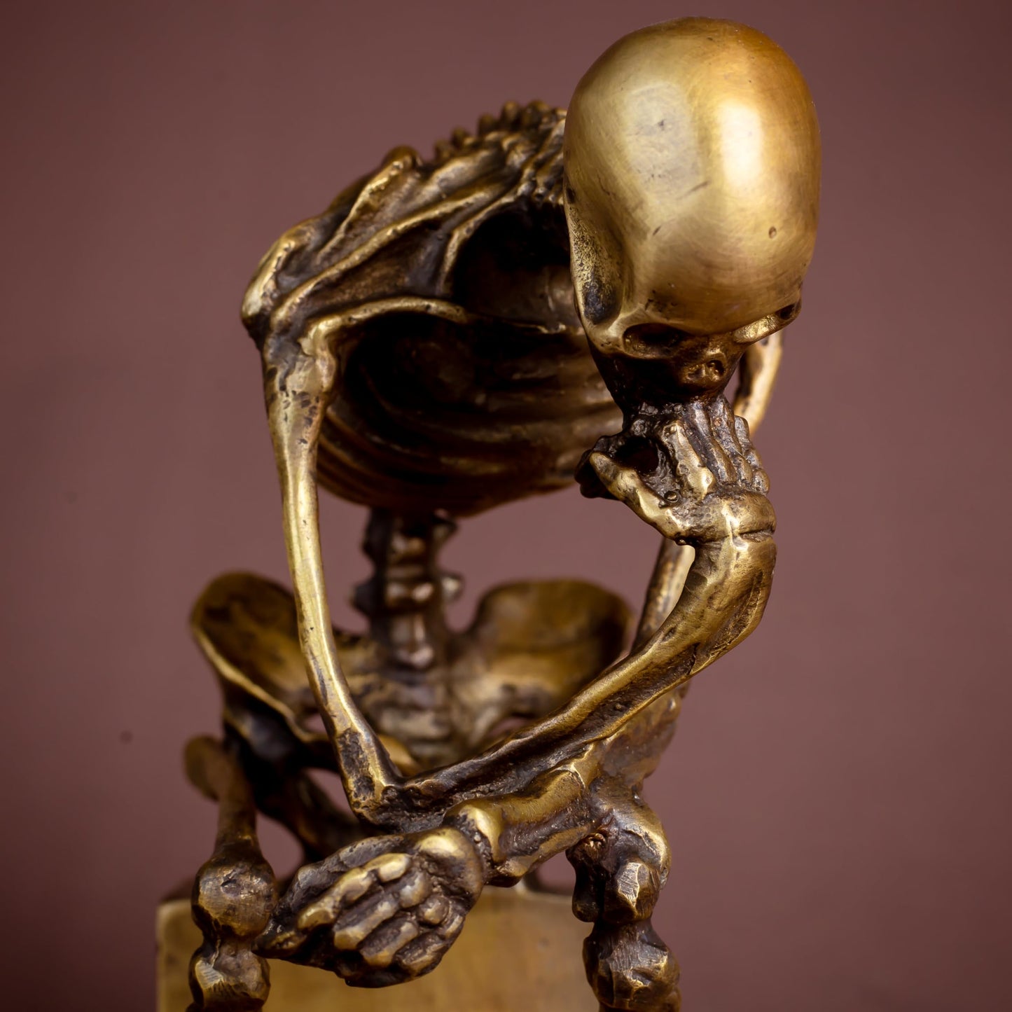 R REALONG Bronze Skeleton Thinker Statues Sculptures Home Decor-8.3" Bronze Abstract Rodin Thinking Halloween Skull Art Decorations (Gold)