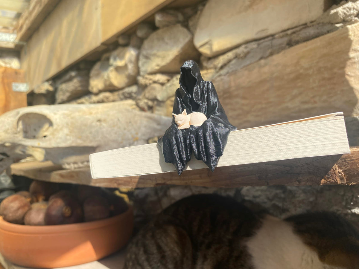 Sitting Ghost Figurine with Sleeping Cat – Suriel ACOTAR Inspired Decoration | Fantasy Bookish Home Decor | Gothic Spooky Aesthetic For Cat Lovers
