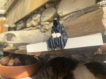Sitting Ghost Figurine with Sleeping Cat – Suriel ACOTAR Inspired Decoration | Fantasy Bookish Home Decor | Gothic Spooky Aesthetic For Cat Lovers