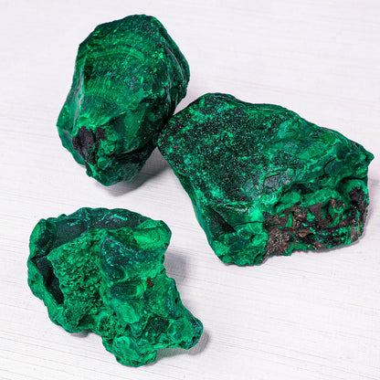Apengshi Natural Malachite Crystal Stone 0.05-0.11lb Raw Malachite Stone Irregular Rough Malachite Mineral Specimen Original Shape Healing Crystal Gem Worry Relief Stress with Gift Box