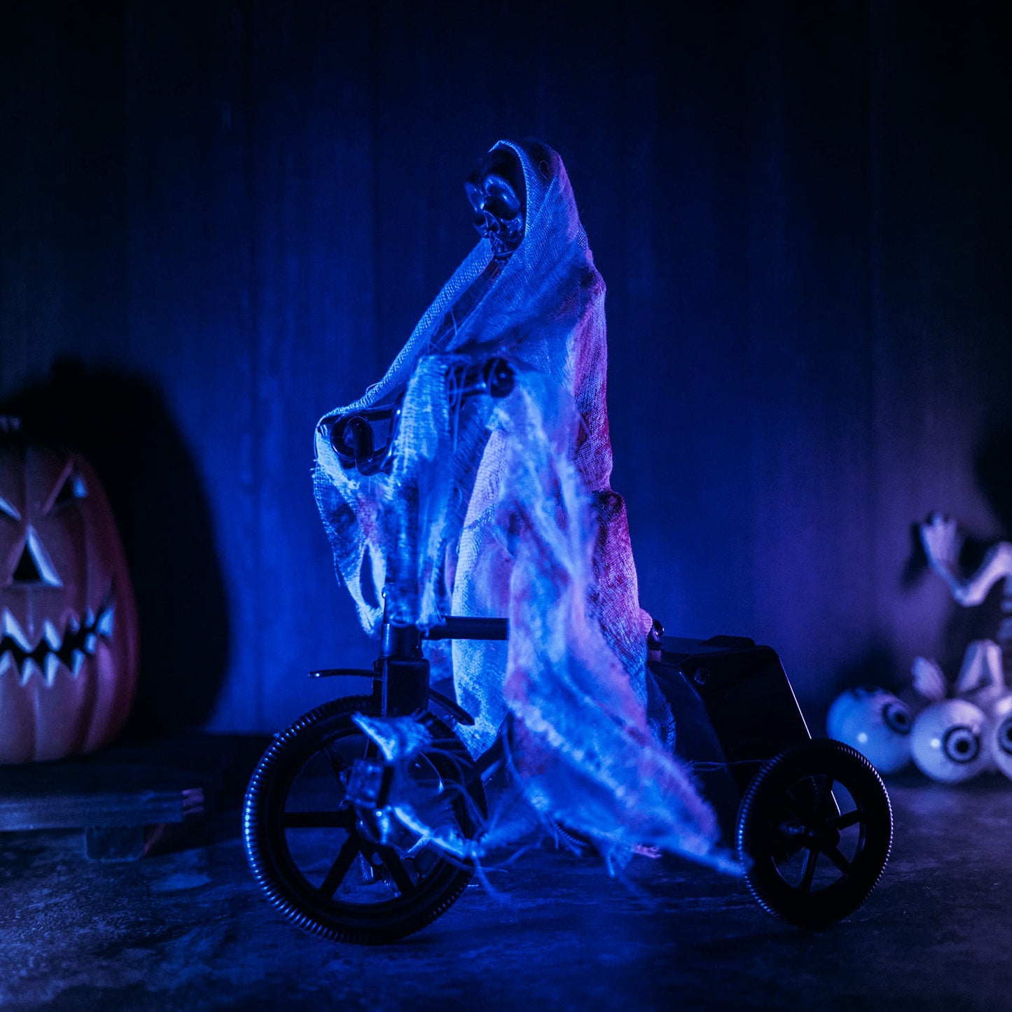 Animated Skeleton Riding Bike Prop – Moving Halloween Decoration with Lights and Spooky Sounds, Creepy Corpse Animatronic for Indoor & Outdoor Haunted House, Scary Yard Decor, Funny Novelty Skeletons