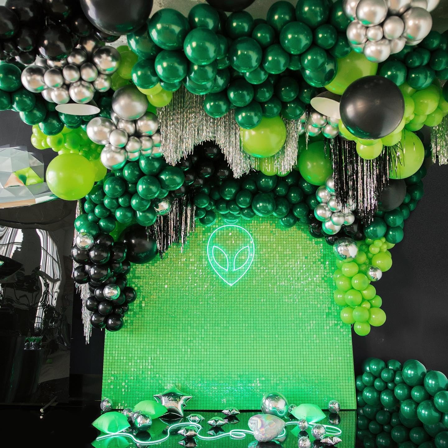 Enanal 154pcs Alien Balloon Arch Kit - Green Black Silver Latex Balloons with Alien/UFO/Cow/Burst Foil Balloons for Alien Decorations, Space Birthday, Trunk or Treat Car Decor