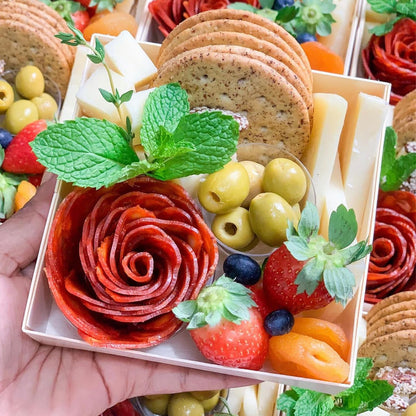 ROSPAKTEK 100Pack 4x4x2.5 Inches Charcuterie Boxes with Clear Lids - Bakery, Chocolate Covered Strawberries, Mini Cake, Pie Boxes for Christmas, Valentine's, Halloween, Easter