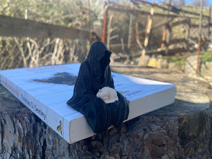 Sitting Ghost Figurine with Sleeping Cat – Suriel ACOTAR Inspired Decoration | Fantasy Bookish Home Decor | Gothic Spooky Aesthetic For Cat Lovers
