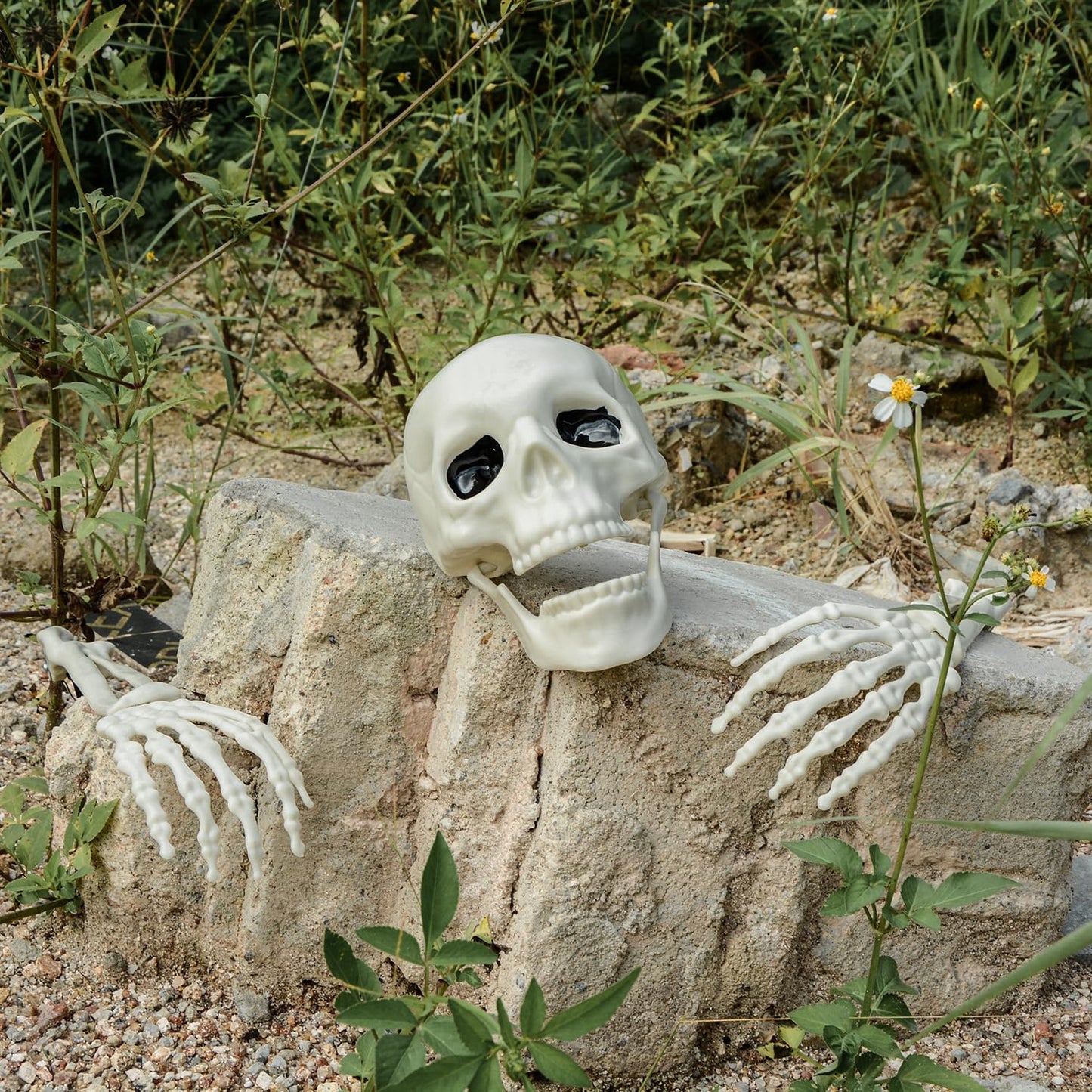 AOFOX Halloween Realistic Skeleton Stakes Zombie Ghost Arm Stake Severed Plastic Skeleton Hands Yard Signs for Lawn Stakes Garden Halloween Props Decoration(10 Pcs White)