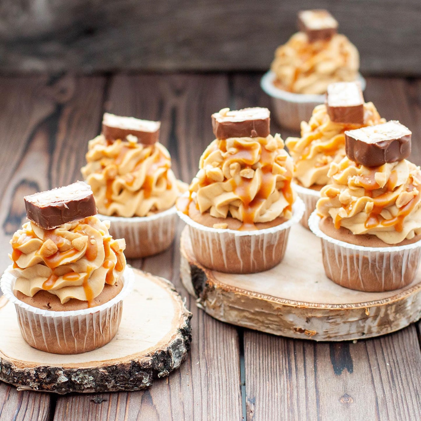 HARFINGTON Champagne Gold Cupcake Cups, 100pcs Aluminum Foil 3.5oz Standard Cupcake Liners Cupcake Baking Cups for Birthday Party Supplies Weddings Decorations