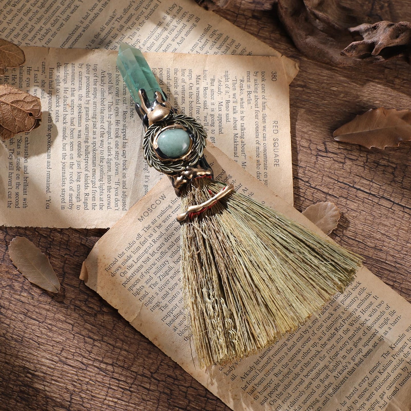 RENEMEGO Witch Broom Green Crystal - Witch Wiccan Altar Broom Witchcraft Witches Pagan Altar Decor Natural Reiki Energy Wand Stone Ritual Magic Ceremonial for Meditation Therapy Halloween Decorations