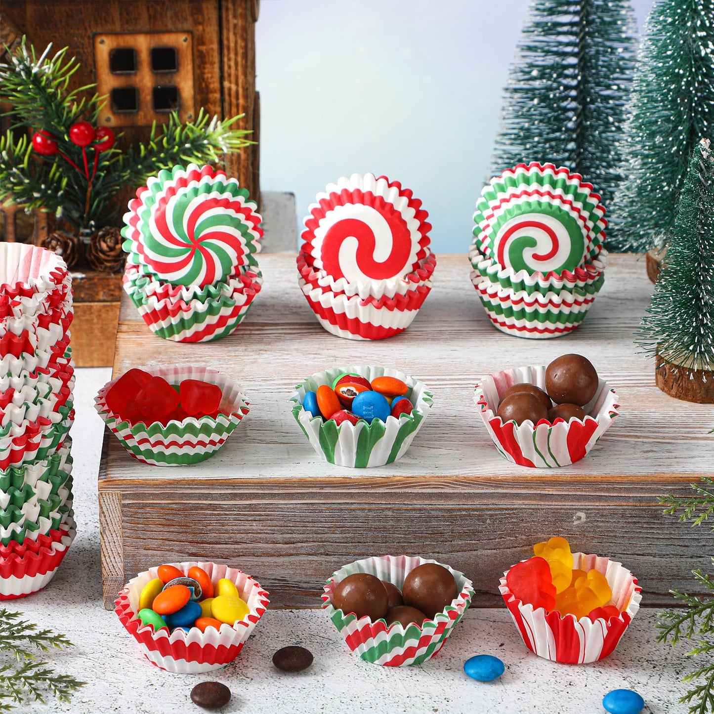 Didaey 600 Pcs Christmas Party Cupcake Liners Christmas Paper Baking Cups Mini Muffin Liners Small Cupcake Wrappers Xmas Paper Candy Cups for Santa Holiday Chocolate Cake Making Supplies (Classic)