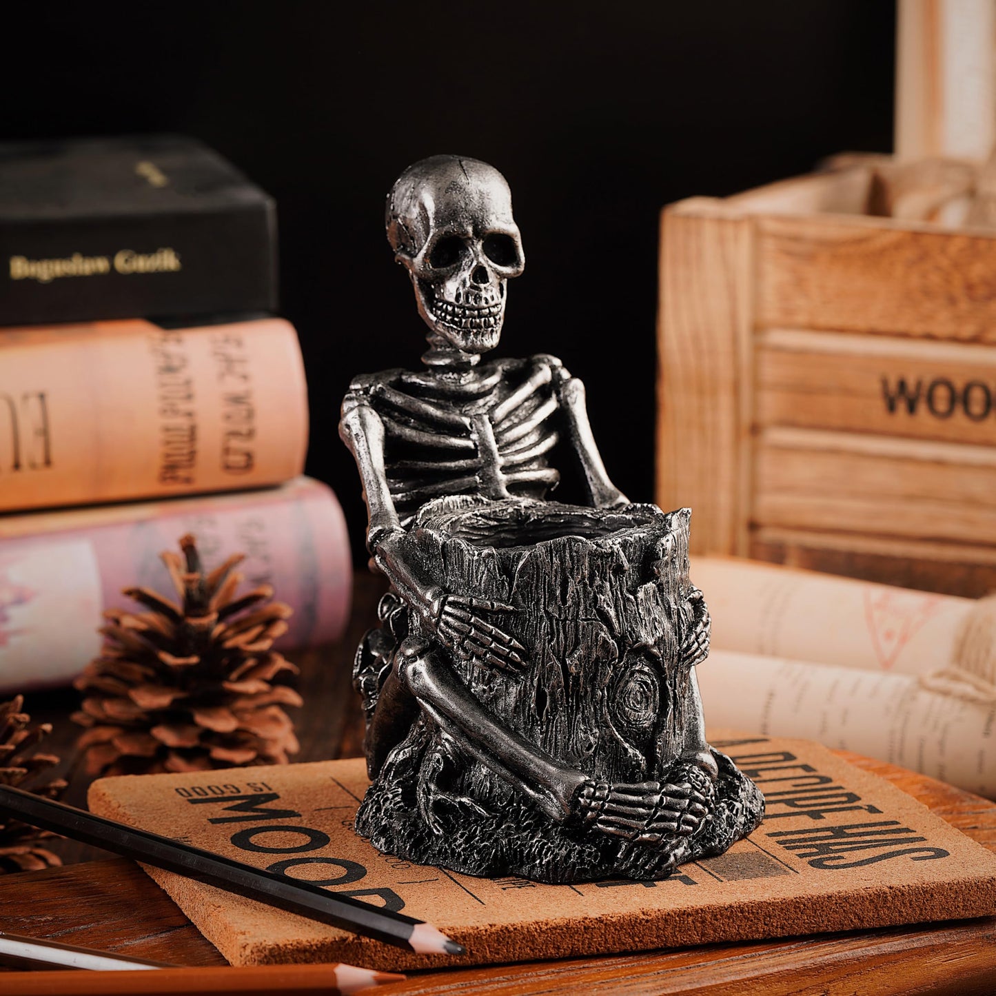 Skeleton Toothbrush Holder for Bathroom, Resin Skull Pen Holder, Gothic Decor, Desk Storage Cup for Toothpaste, Makeup Brushes or Combs, Metal Black