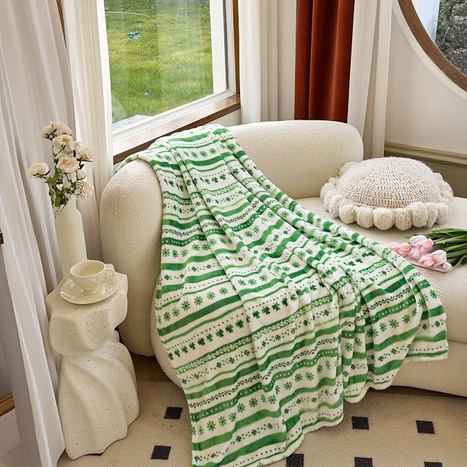 Elegant Comfort Luxury Velvet Super Soft Lucky Green Clover Shamrock Irish Print Fleece Blanket-St Patricks Day Theme Décor Fuzzy Warm and Cozy Throws for Couch and Gift, 50 x 60 inch, Floral Clover