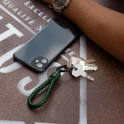 SERASAR Leather Cord Stainless Steel Key Chain Additional Rings Small Keys Ideal Car, Motorcycle, Bicycle House Keychain Gift Box