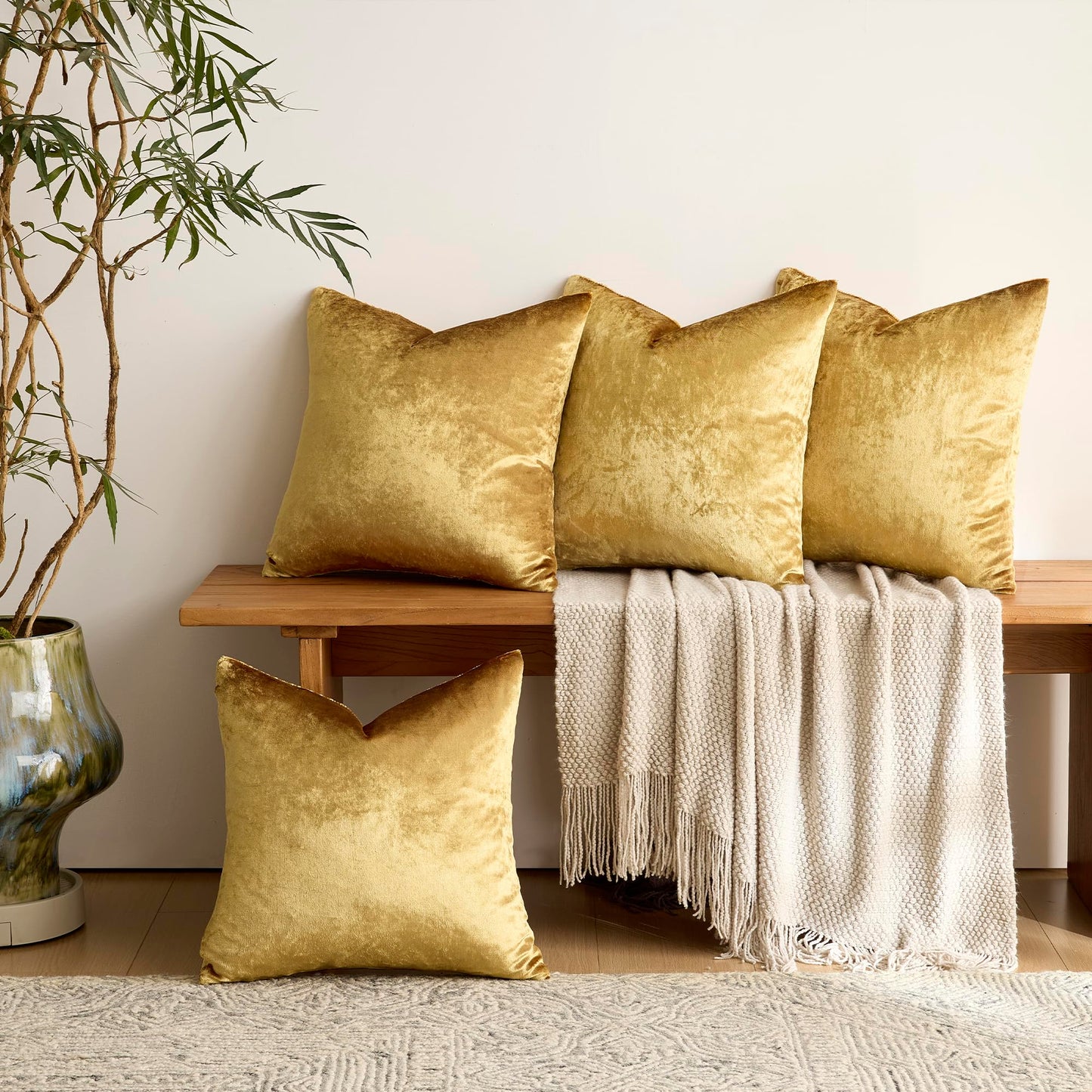 GIGIZAZA Velvet Gold Pillow Covers 18x18，Pack of 4 Decorative Throw Pillow Soft Covers Square Couch Pillow Modern Covers Living Room Luxury Cushion Covers