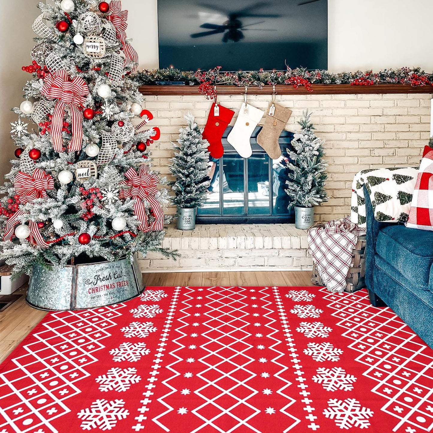 4' x 6' Christmas Area Rug Red Snowflake Pattern Washable Indoor Carpet Holiday Decor for Entryway Bedroom Kitchen Living Room Soft Low Pile Winter Floor Mat Home Accent Rug