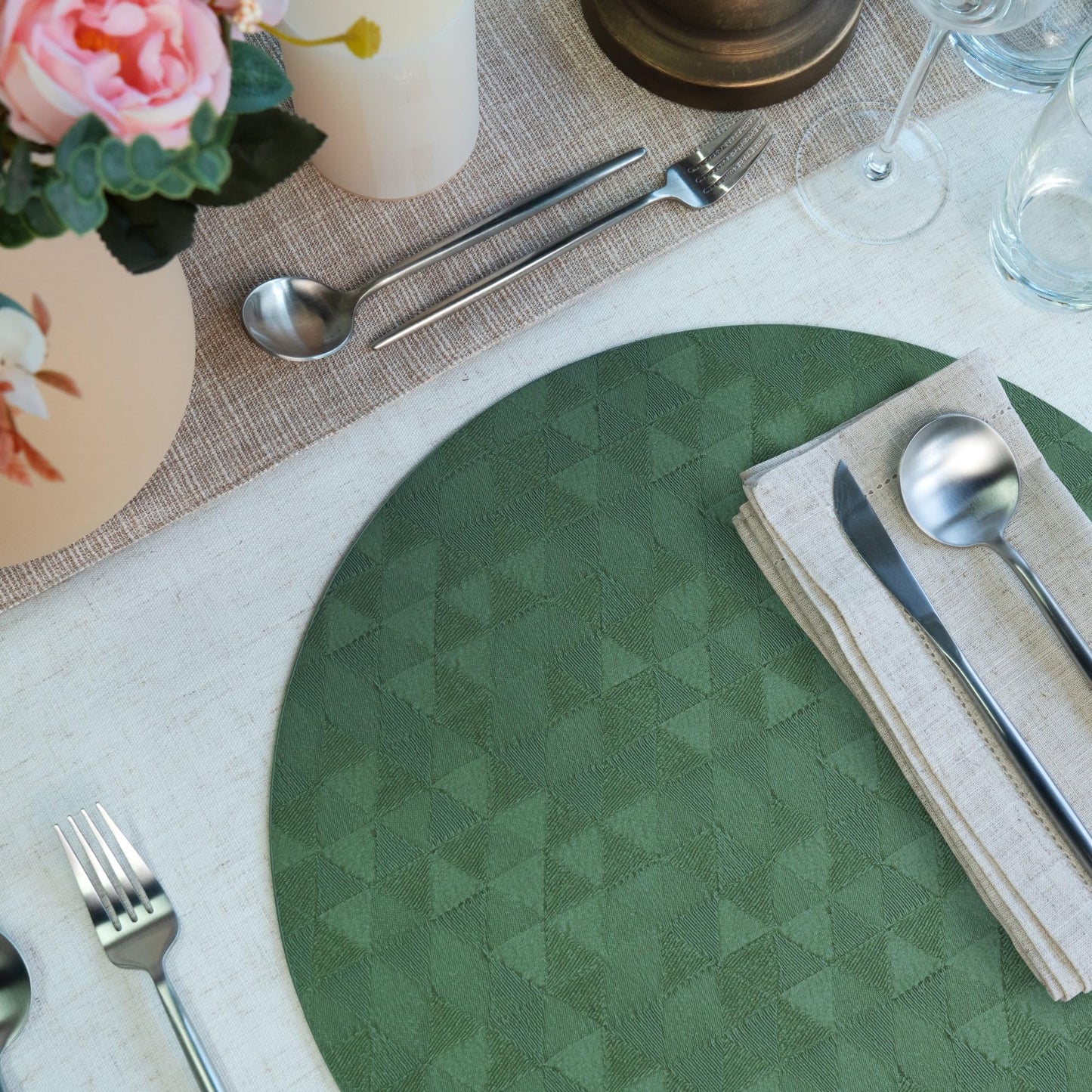 Jovono Upgraded 15" Round Placemats Set of 8, Waterproof & Oil-Proof, Non-Slip Reversible Washable Big Table Mats, Spill-Proof for Kids Families, Restaurant, Hotel, Kitchen, Indoor, Green