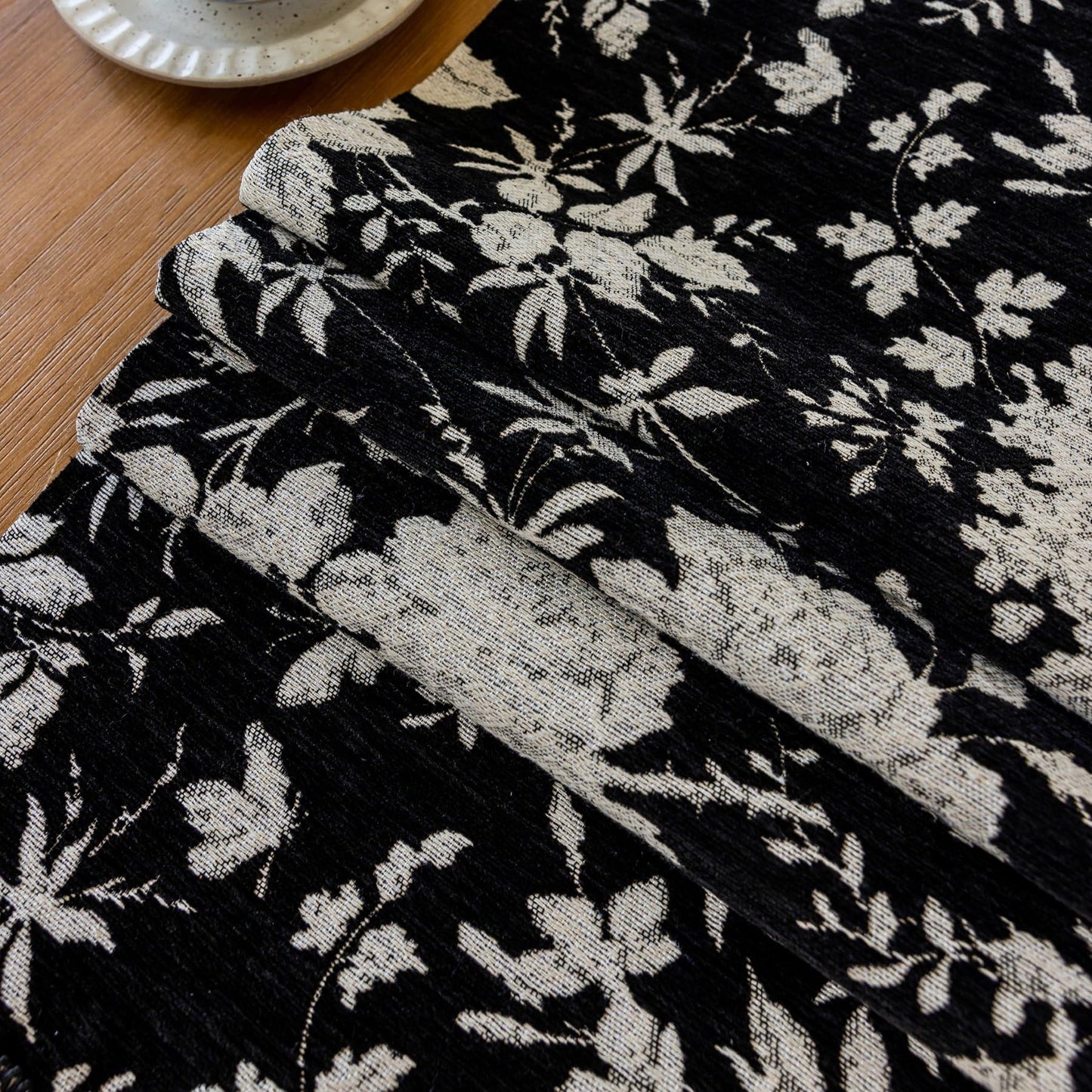 HomeyHo Botanical Dining Table Runner with Tassels Luxury Table Runner for Home Party Decor Jacquard Floral Elegant Halloween Natural Table Runners 13 x 71 Inch Black