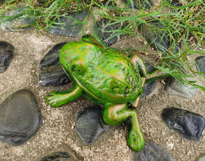BSTGIFTS Iron Frog Key Hider - Outdoor Statue, Cast Iron, Green Frog, Hide a Key, Garden Decoration