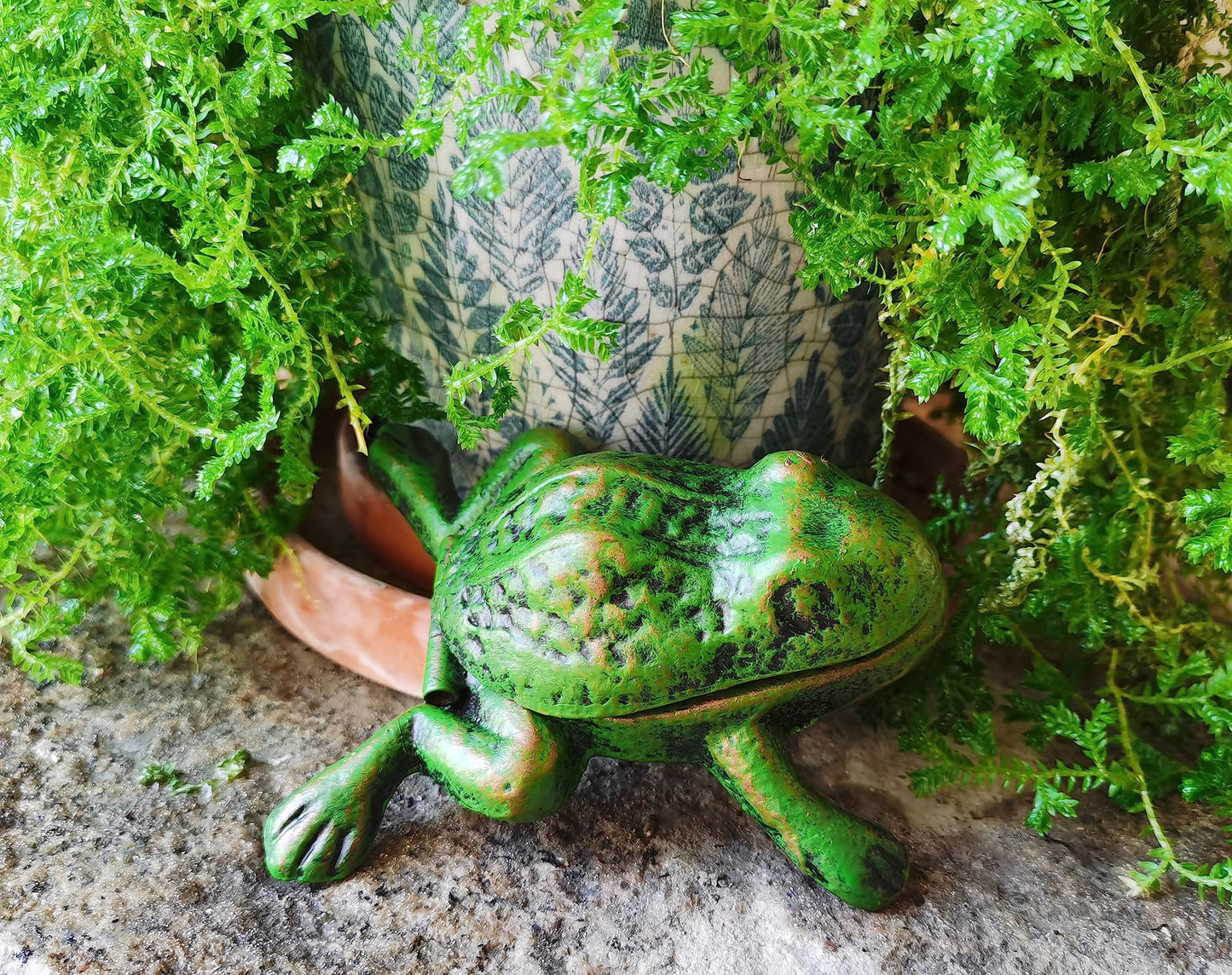 BSTGIFTS Iron Frog Key Hider - Outdoor Statue, Cast Iron, Green Frog, Hide a Key, Garden Decoration